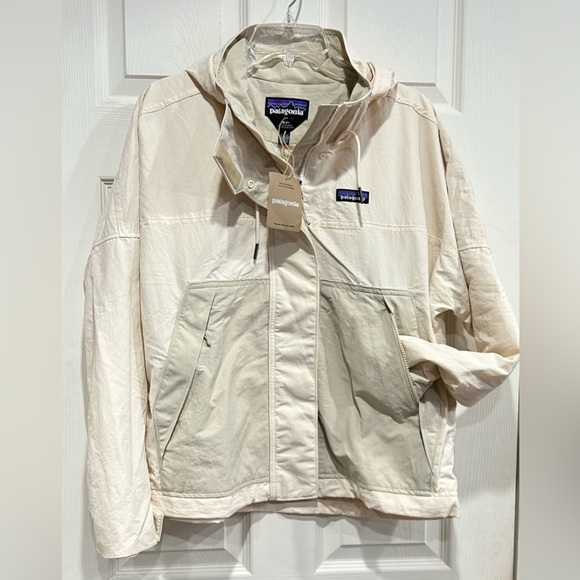 Patagonia Women's Medium Skysail Jacket Cream Natural NWT Rain Jacket Relaxed